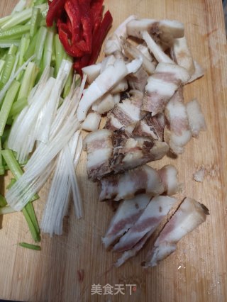 芹菜炒腊肉的做法步骤：2