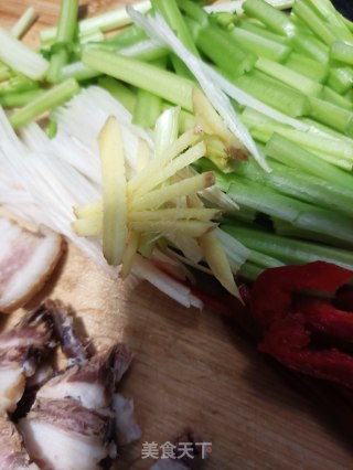 芹菜炒腊肉的做法步骤：3