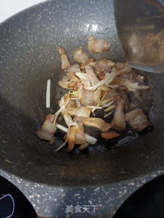 芹菜炒腊肉的做法步骤：7
