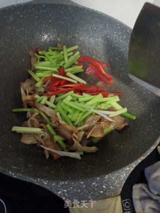芹菜炒腊肉的做法步骤：8