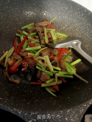 芹菜炒腊肉的做法步骤：9