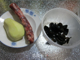 黑木耳香肠蒸土豆的做法步骤：1