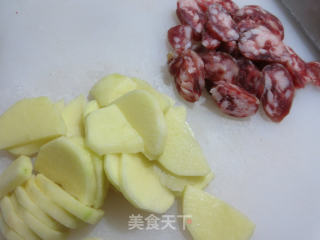 黑木耳香肠蒸土豆的做法步骤：2