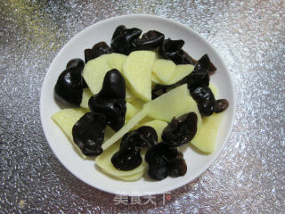 黑木耳香肠蒸土豆的做法步骤：6