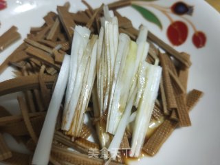 香葱拌豆皮的做法步骤：4