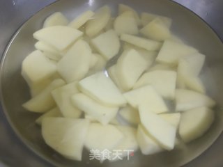 五花肉烩土豆的做法步骤：3
