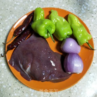 青椒炒猪肝的做法步骤：1