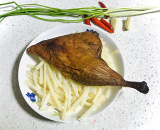 腊鸭炒笋的做法步骤：1