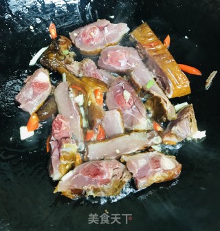 腊鸭炒笋的做法步骤：3