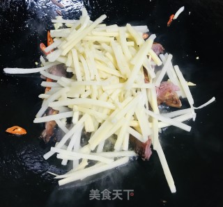 腊鸭炒笋的做法步骤：4