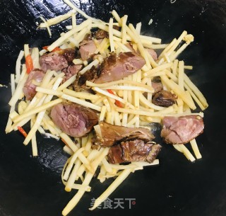 腊鸭炒笋的做法步骤：5