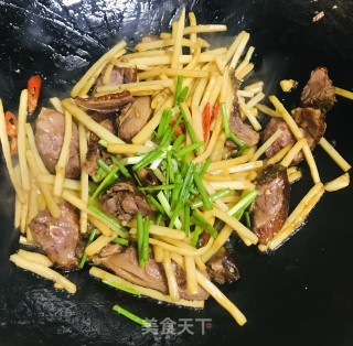 腊鸭炒笋的做法步骤：7