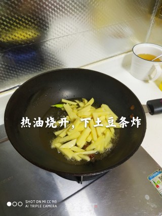 蒜薹土豆条的做法步骤：2