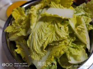 老干妈辣椒酱炒白菜的做法步骤：2