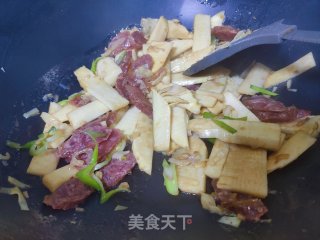 冬笋炒腊肠的做法步骤：8