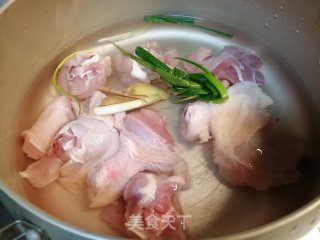 年夜饭新年菜（十三）～火锅底料只需3步秒变港味金汤炖鸡的做法步骤：2