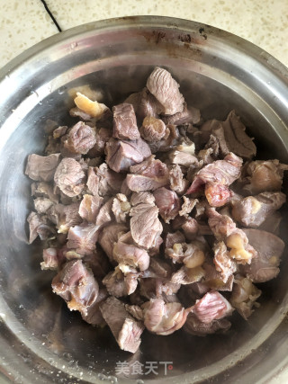 大块萝卜烧牛肉的做法步骤：1