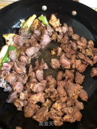 大块萝卜烧牛肉的做法步骤：2