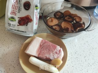 肉丁香菇炸酱的做法步骤：1