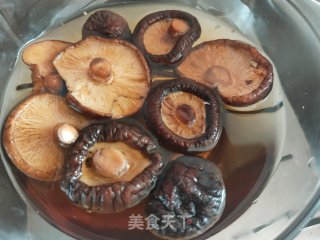 肉丁香菇炸酱的做法步骤：4