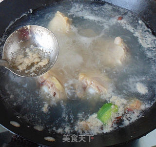 花生米拌鸡腿肉的做法步骤：2