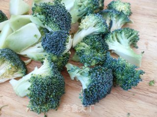 凉拌西兰花的做法步骤：2