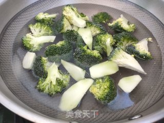 凉拌西兰花的做法步骤：3