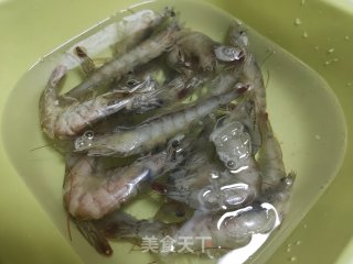 胡萝卜青椒炒虾球的做法步骤：1