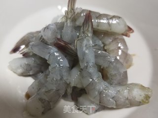 胡萝卜青椒炒虾球的做法步骤：2