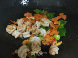 胡萝卜青椒炒虾球的做法步骤：14