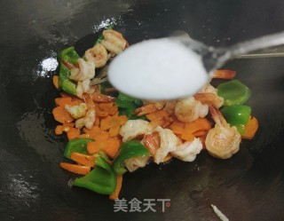 胡萝卜青椒炒虾球的做法步骤：15