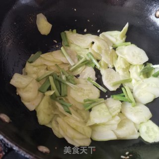 黄瓜炒韭菜的做法步骤：5