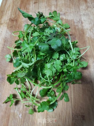 香菜拌五香豆腐的做法步骤：1
