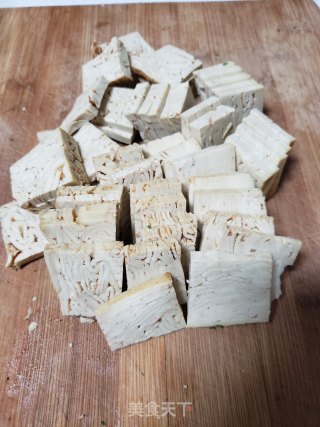 香菜拌五香豆腐的做法步骤：4