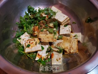 香菜拌五香豆腐的做法步骤：7