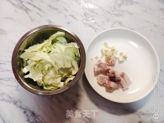 五花肉炒包包菜的做法步骤：1
