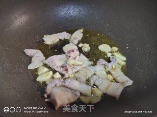 五花肉炒包包菜的做法步骤：2