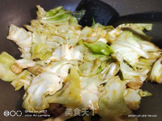 五花肉炒包包菜的做法步骤：4