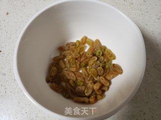 葡萄干糯米粥的做法步骤：2