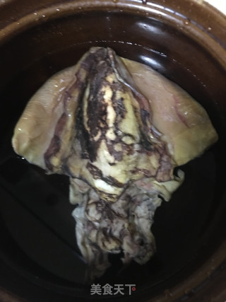 墨鱼黑木耳胡萝卜排骨汤的做法步骤：1