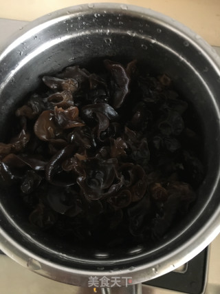 墨鱼黑木耳胡萝卜排骨汤的做法步骤：3