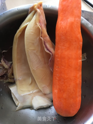 墨鱼黑木耳胡萝卜排骨汤的做法步骤：4