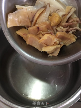 墨鱼黑木耳胡萝卜排骨汤的做法步骤：5