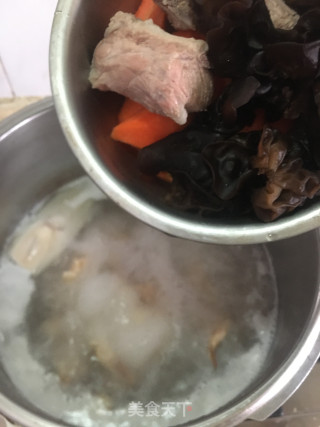 墨鱼黑木耳胡萝卜排骨汤的做法步骤：6