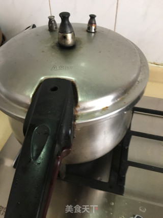 墨鱼黑木耳胡萝卜排骨汤的做法步骤：7