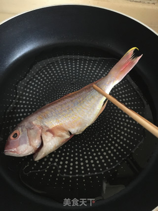 香煎黄花鱼的做法步骤：4