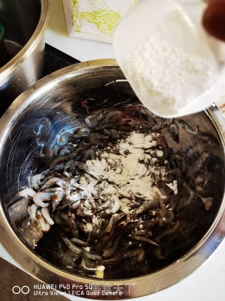酥脆的炸河虾的做法步骤：5