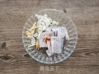 茄汁带鱼的做法步骤：2