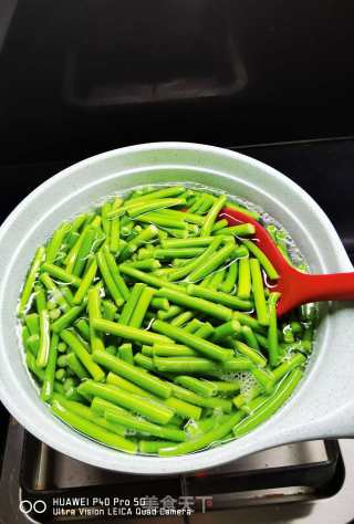 午餐肉炒蒜苔土豆条的做法步骤：3