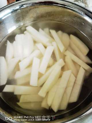 午餐肉炒蒜苔土豆条的做法步骤：6
